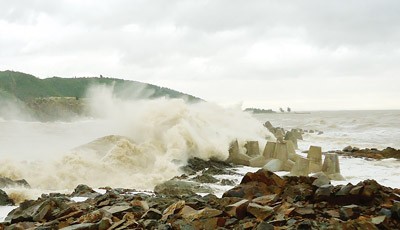 A large part of the sea dyke connecting Hon Co Island with Quang Trach District in Quang Binh Province was destroyed by fierce waves (Photo: SGGP)
